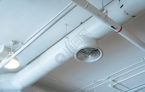 综合布线系统商场内的风管 电线和管道 空调管道 布线管道 水暖管道系统 建筑内部概念冷却力量流动安装管子发泄空气技术接线天花板背景