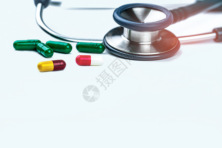 强力霉素有堆的绿色听诊器抗生素胶囊药片在白色背景 抗菌药物耐药性和过度使用 医生的医疗设备 抗生素用药要有合理的概念背景