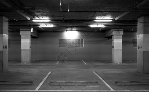 购物中心空荡荡的室内停车场透视图 有开光的地下混凝土停车场 感到悲伤和孤独的概念 B2座Q43 Q44停车场背景图片