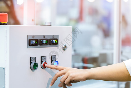 工程师的手按红色按钮特写温度控制机 温度控制面板柜包含用于温度表的数字屏幕显示 工业厂房的热控制背景