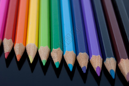 彩色铅笔红色彩虹背景图片