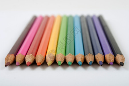 彩色铅笔彩虹红色背景图片