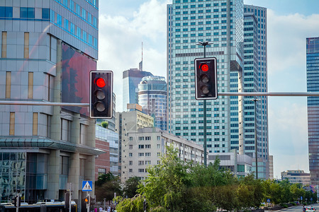 车红绿灯华沙街道车辆和自行车的红绿灯商业速度警告信号景观场景办公室运输安全首都背景