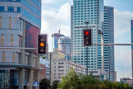 车红绿灯华沙街道车辆和自行车的红绿灯办公室建筑街道警告危险速度市中心旅行城市运输背景