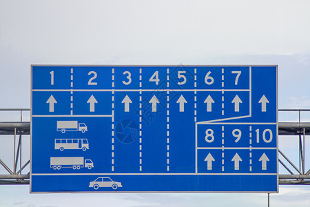 车跑道上的白色标志和蓝色背景的白色符号背景图片