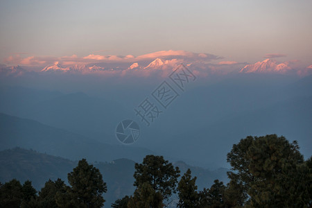 尼泊尔Nagarkot的日落喜马拉雅山高清图片