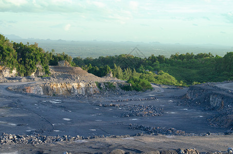 挖掘石灰岩的露天矿坑倾倒卡车工作地球矿物质矿石环境工业岩石矿物背景图片
