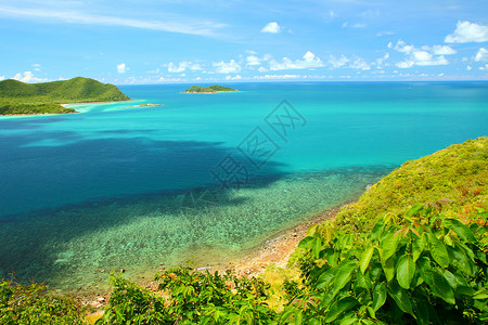 科马乔萨马桑海滩美丽蓝色海景天堂码头假期石头岩石地平线海湾海浪风景游客背景图片