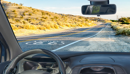 美国加利福尼亚州66号历史路段的车挡风玻璃街道自由历史性车辆运输旅行速度冒险地标路线背景