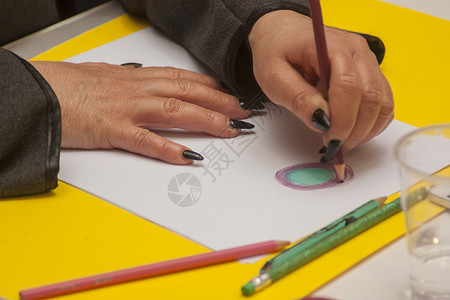 绘图图画彩色创造力桌子绘画艺术铅笔背景图片