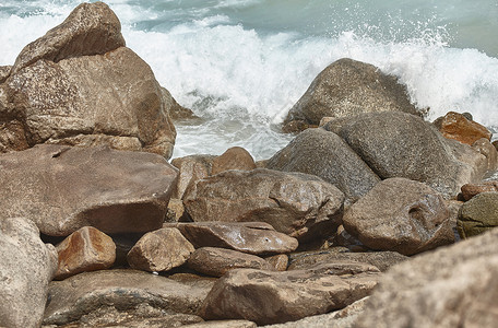南撒丁岛多云的岩石上的波浪高清图片