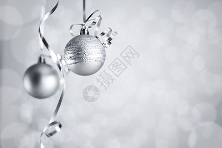 流光装饰带丝带的银色圣诞球季节玻璃装饰卡片背景新年玩具风格卷曲装饰品背景