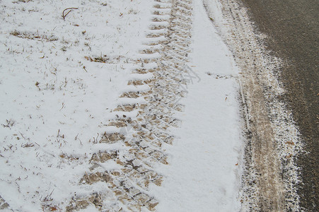 下雪路滑抽象冬季背景上从汽车轮胎 trea 的轨道的雪特写暴风雪运输轮子卡车宏观版画天气橡皮季节安全背景