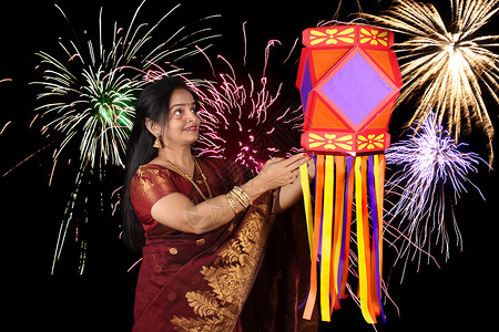排灯节的印度女人微笑灯笼传统女士庆典喜庆文化节日女性背景图片