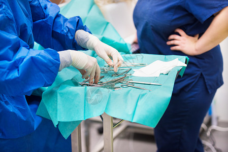 手术消毒护士为手术准备医疗器械背景