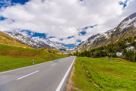 阿尔卑斯山 弗利拉帕斯 达沃斯 格劳布安德季节漂移平滑度曲线雨量轮胎事故服务安全卡车背景图片