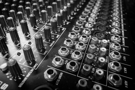 音响工程特写专业音频混合控制台输入和输出背景