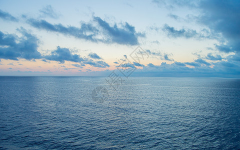 平海路美丽的日落和银色的海路 天空中的蓝云 背景太阳桌子波浪驾驶游泳路线交通服务旅行海洋背景