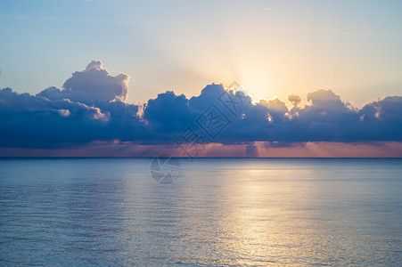 美丽的日落和银色的海路 天空中的蓝云 背景小路路线桌子奢华海洋服务游泳泡沫速度驾驶背景