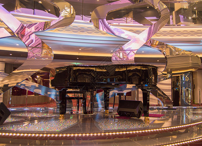 水晶钢琴2018年10月8日 与大钢琴和地地板一起在内陆以游轮上用莱茵石点燃豪华的内皮 大钢琴和楼层建筑学海洋闲暇客厅水晶蓝色游客餐厅社背景