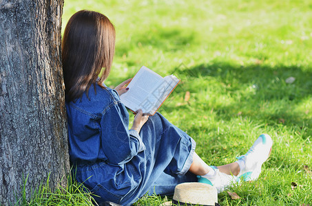 美术书树素材美丽 快乐的年轻女学生 在读一本关于绿色草的书帽子幸福阅读闲暇喜悦校园女士黑发女孩教育背景