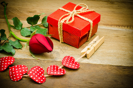 木制背景的玫瑰和礼品盒木板生活花瓣婚姻假期木头红色礼物盒订婚念日背景图片