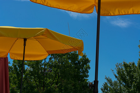 防紫外线伞两个黄色阳伞背景