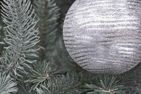 新年树上的银球背景图片