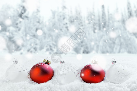 圣诞场地圣诞球和雪背景