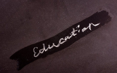 在黑板上用白色粉笔手写的词教育思考学习大学桌子考试学生数学解决方案知识学校背景图片