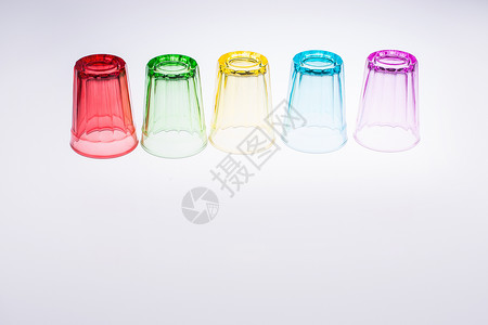 色彩多彩的饮用水杯玻璃杯子想法概念背景图片