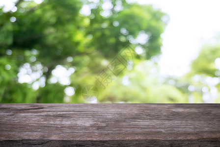 空桌空木制桌 在抽象模糊的CO背景前森林柜台乡村晴天甲板木板太阳展示剪辑产品背景