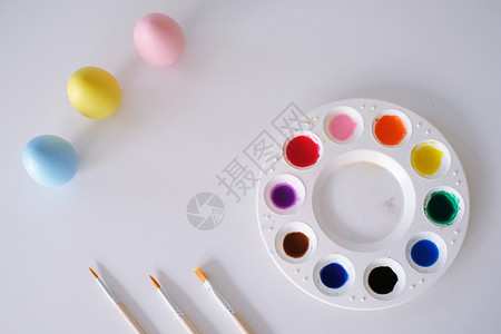 五种颜色彩蛋准备复活节 在多彩的桌板上绘制东边鸡蛋桌布幸福艺术庆典手工画花篮子压痛礼物贸易背景
