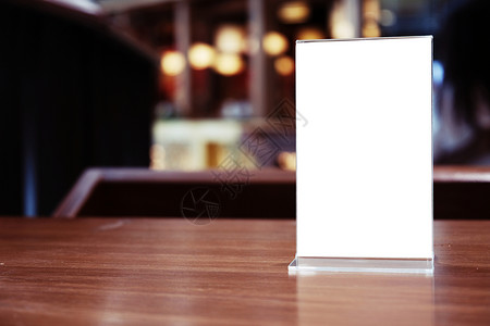 地方宣传单菜单框站在酒吧咖啡厅的木桌边 空间塑料卡片横幅陈列柜传单装饰打印餐厅海报咖啡店背景