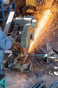 钳工铁车间钢裁剪工人电气安全柔性工作生产手套钳工工具火花工业背景