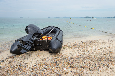在沙滩上封锁救援船引擎旅行驳船技术车辆天空运输海岸发动机救助艇背景