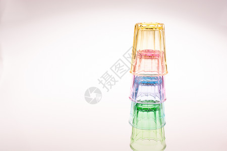 色彩多彩的饮用水杯杯子概念想法玻璃背景图片