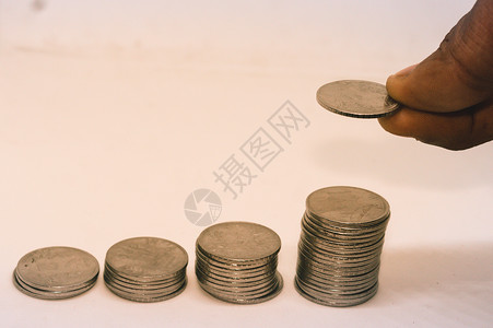奉献于党在一堆硬币上放一枚硬币 孤立于白色背景 货币管理的概念背景