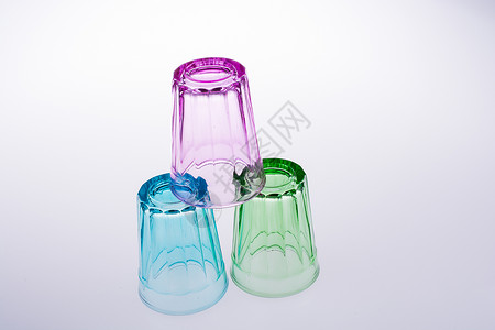 色彩多彩的饮用水杯想法玻璃杯子概念背景图片