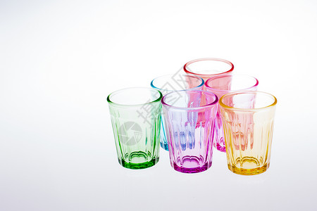 色彩多彩的饮用水杯杯子想法玻璃概念背景图片