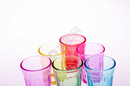 色彩多彩的饮用水杯杯子想法玻璃概念背景图片