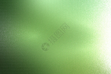 绿色表面在粗糙的深绿色金金属壁纹理上闪耀光亮背景