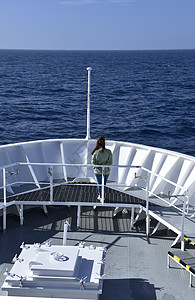 船舶工业海洋蓝色天空航海巡航假期运输左舷海军背景图片
