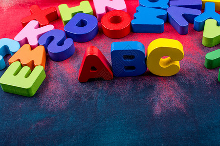 彩色标题背景由木制的彩色ABC字母训练幼儿园创造力孩子拼写字幕学习智商知识教学背景