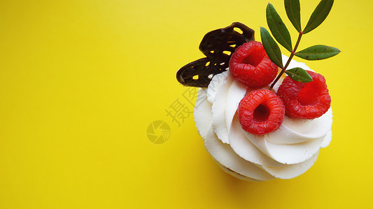 黄色小蛋糕黄底带甜奶油的自制松饼和新鲜鲜红草莓浆果水果饮食面包派对燃烧甜点假期磨砂小吃背景