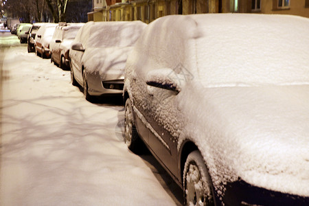 车停在雪地上 暴风雪高清图片