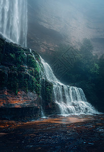 瀑布卡通雾雨和咆哮的瀑布背景