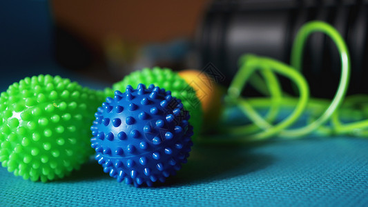 长曲棍球用来进行自我按摩 心反光学和感应法的按摩球滚动压力身体疗法圆圈筋膜医疗玩具药品橡皮曲棍球背景