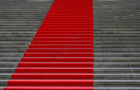 红地毯穿过混凝土楼梯透视脚步石头红色庆典地毯建筑学仪式灰色背景图片