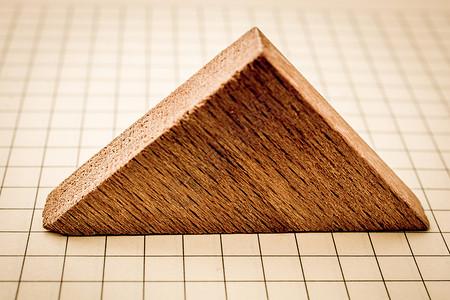 三角形木块三角形草原中的木块教育学习木头玩具背景